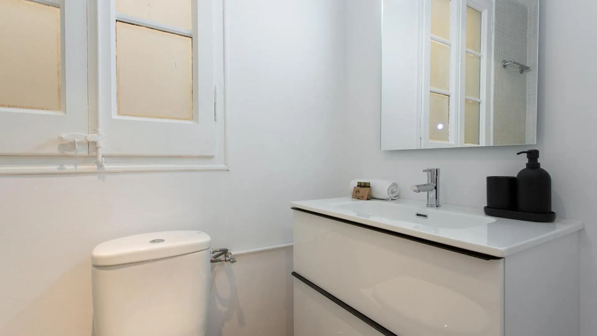 11Crc1037 Newly Decorated Apartment Near Sants Station Barcelona