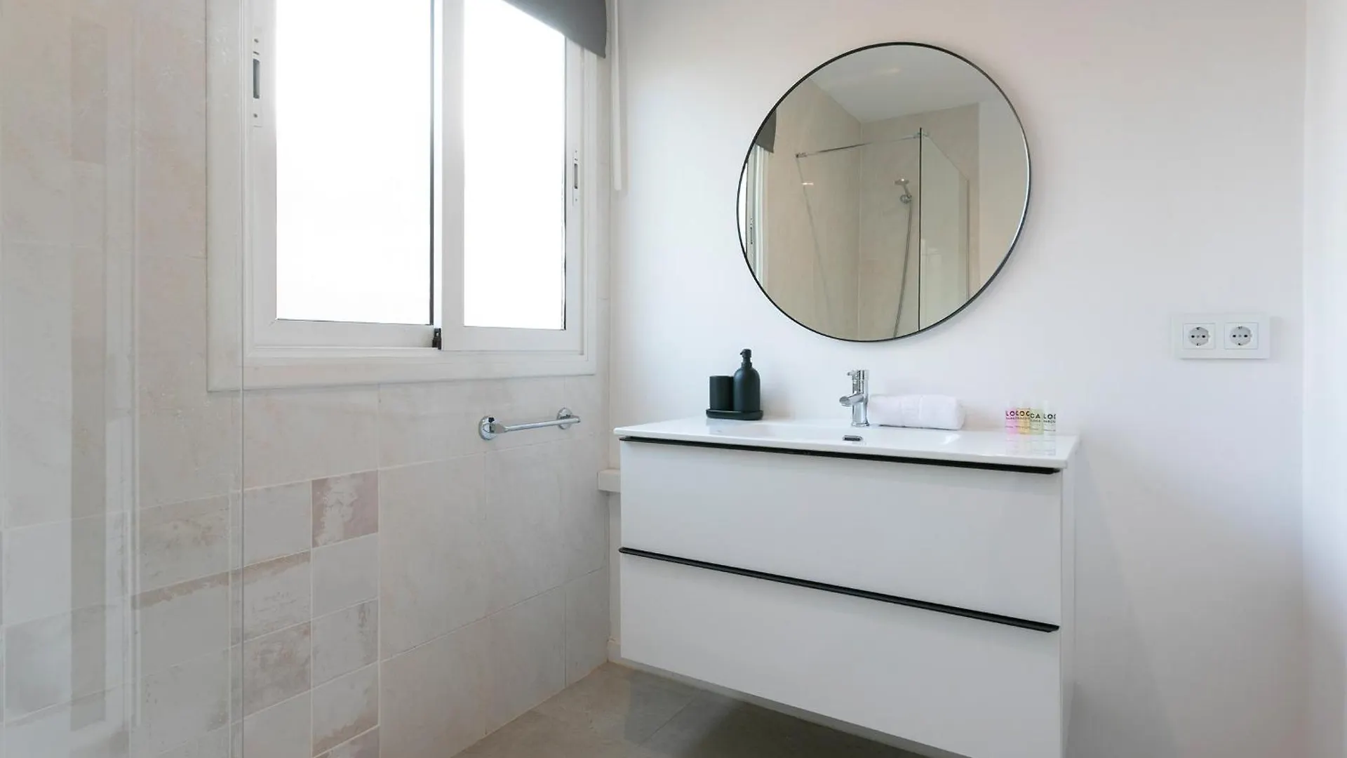 11Crc1037 Newly Decorated Apartment Near Sants Station Barcelona Spanien