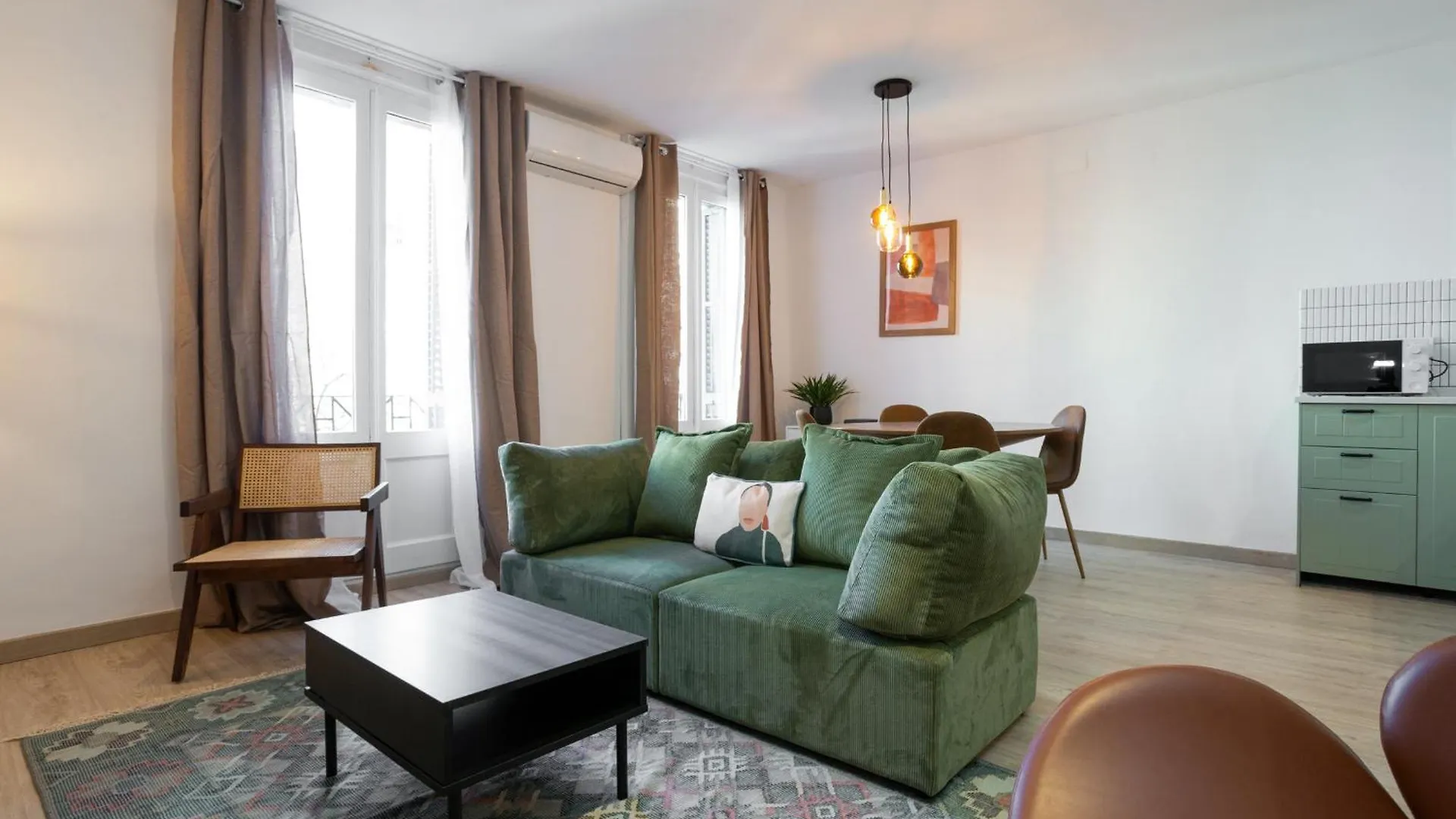 11Crc1037 Newly Decorated Apartment Near Sants Station Barcelona Spain