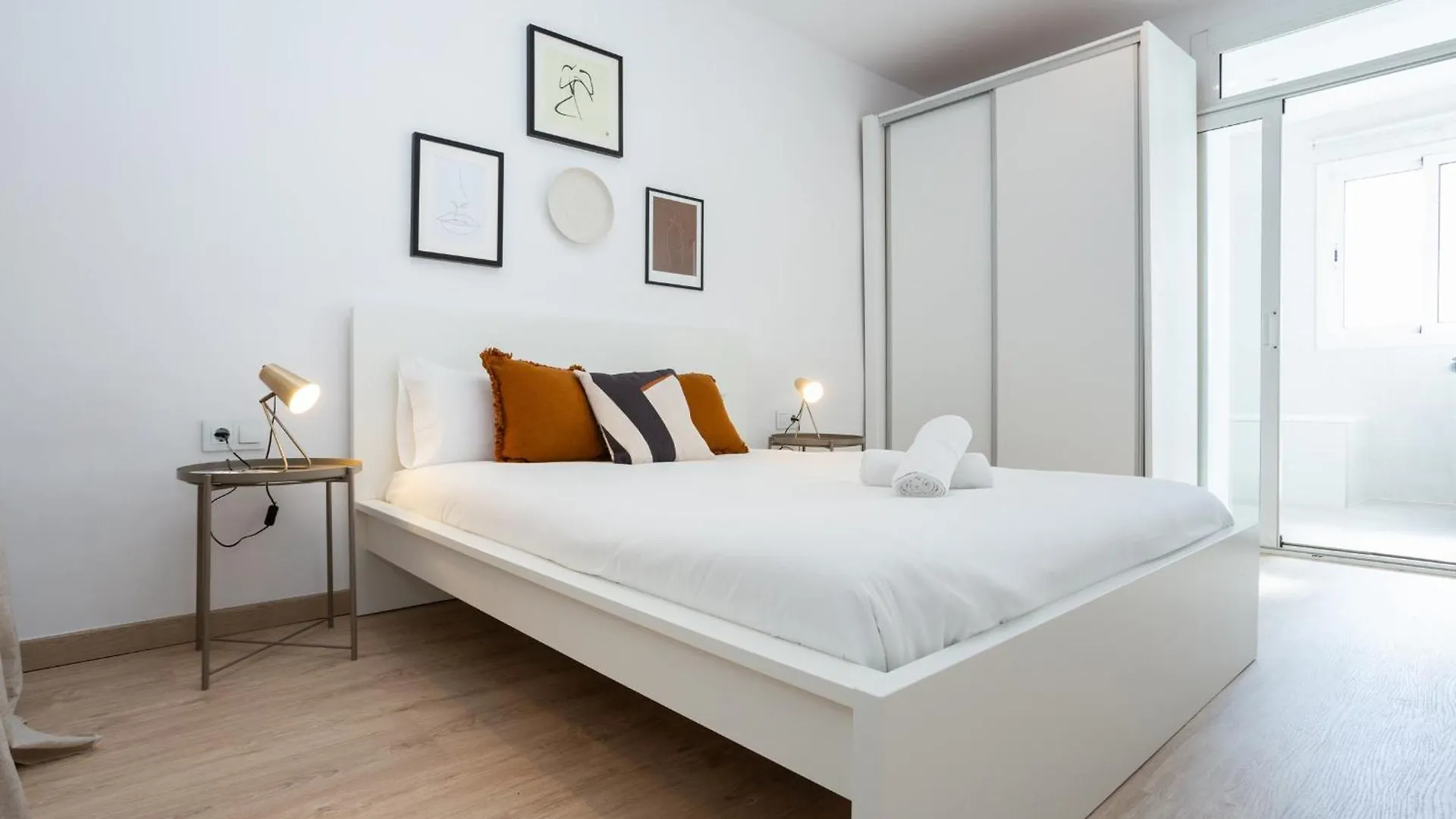 11Crc1037 Newly Decorated Apartment Near Sants Station Barcelona