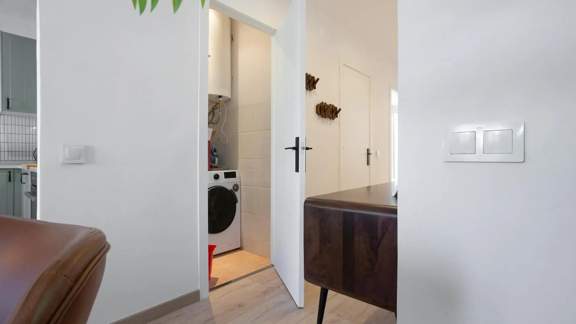 11Crc1037 Newly Decorated Apartment Near Sants Station Barcelona