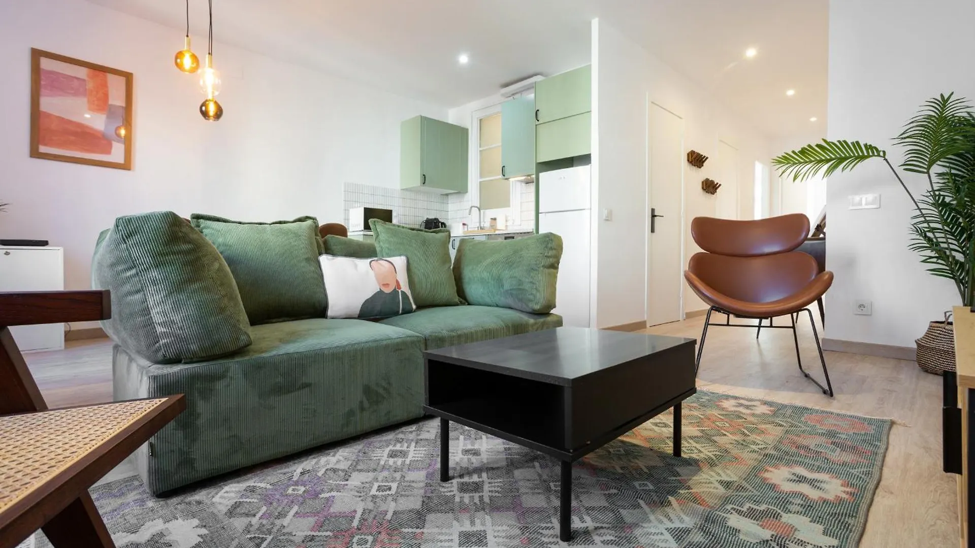 11Crc1037 Newly Decorated Apartment Near Sants Station contacts