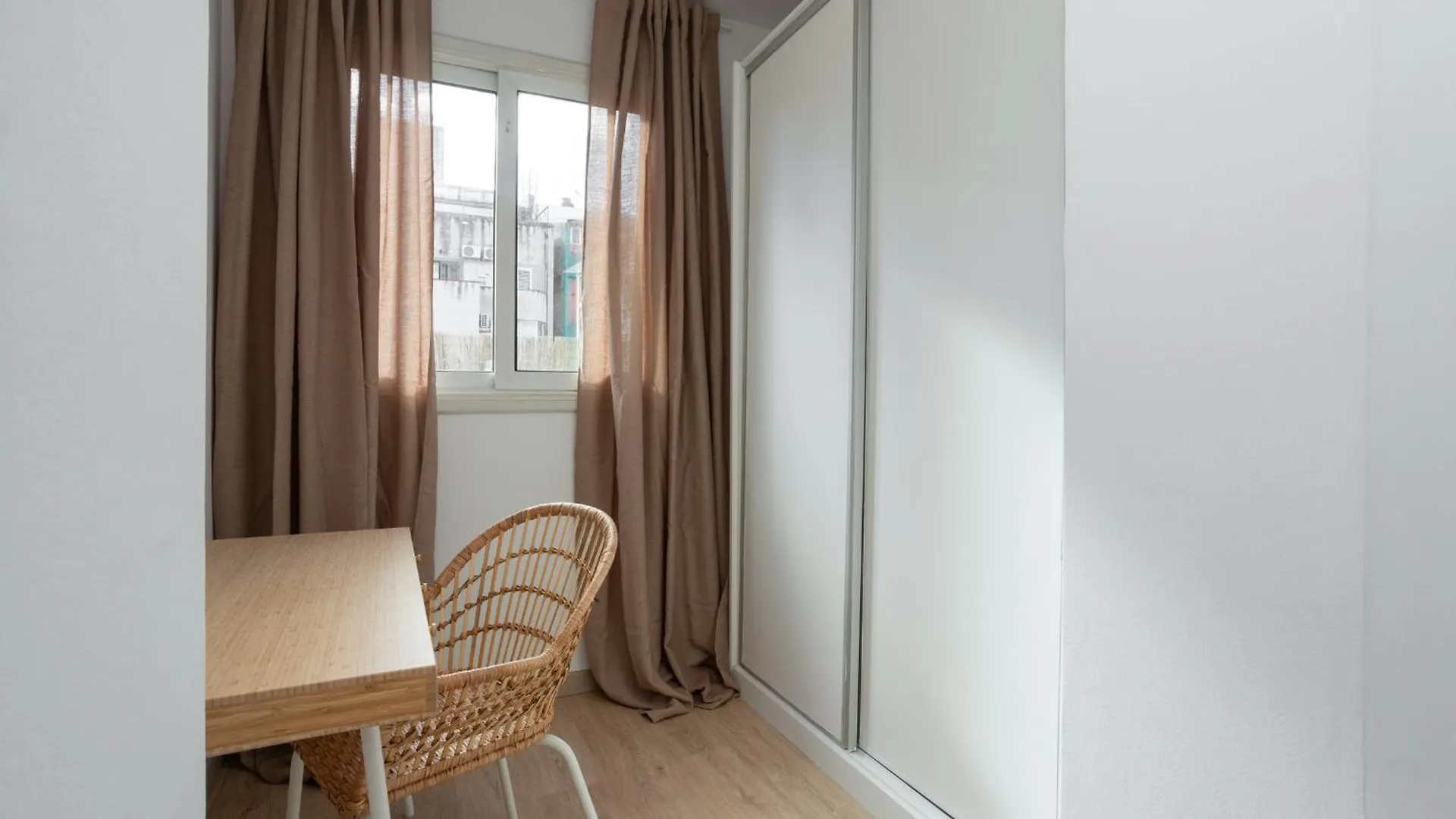 11Crc1037 Newly Decorated Apartment Near Sants Station Barcelona